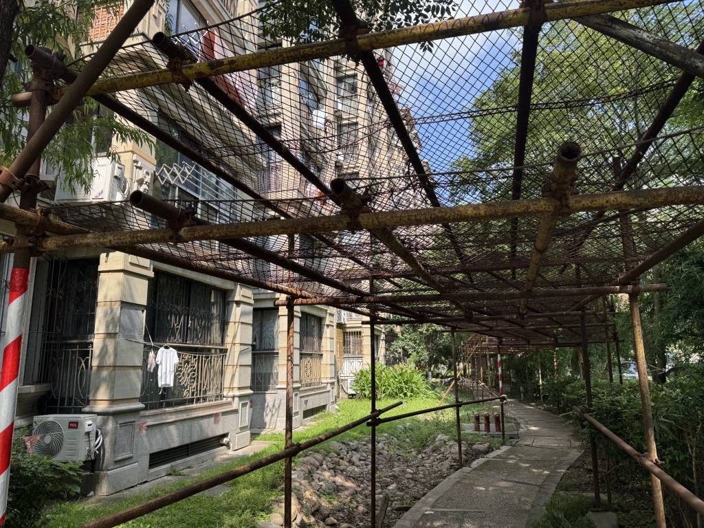 上海一小區外墻維修陷困局：腳手架搭了六年，居民意見難統一:腳手架